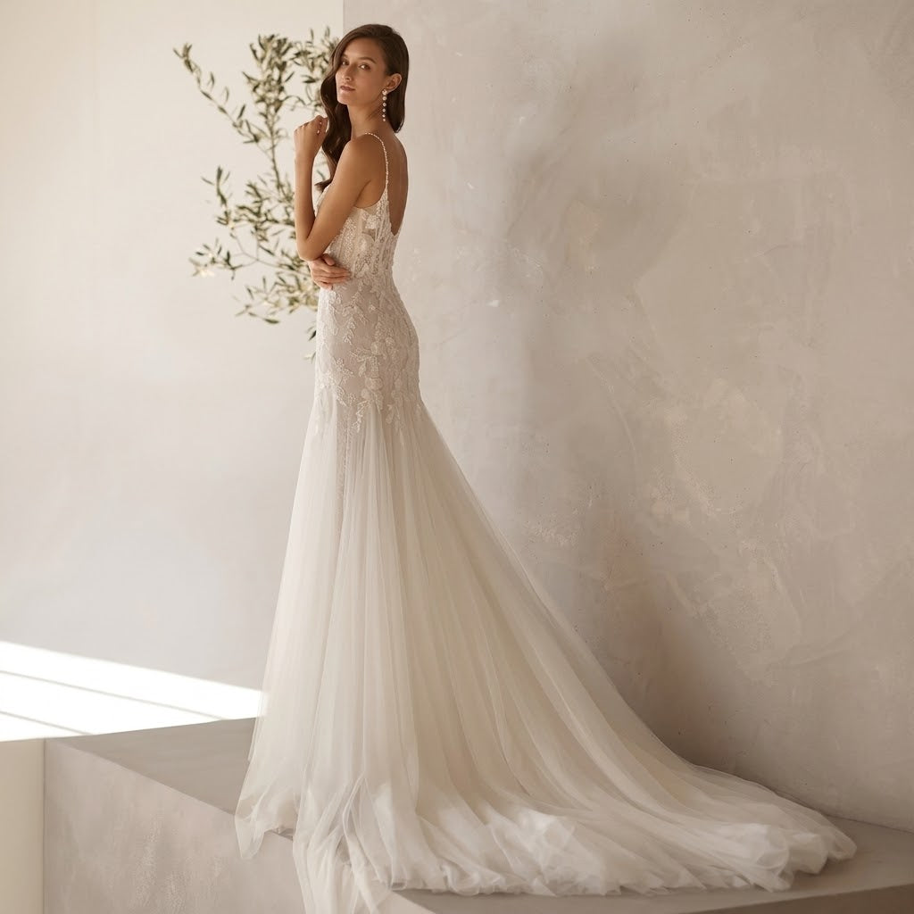 Modern retro fishtail wedding dress: lace embroidery and tulle trailing